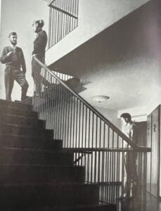 Kollegianere møde på trappen