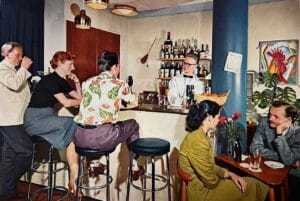 Bartender serverer drinks til gæster i baren